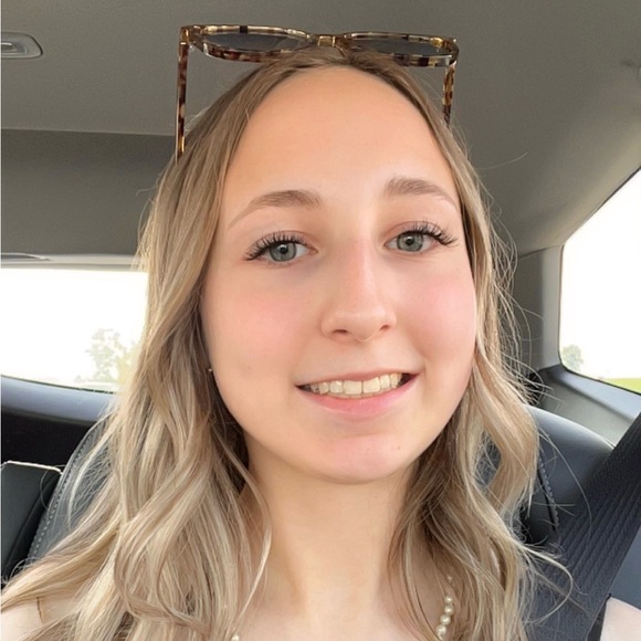 Meet your Posher, Chloe - Picture 1 of 5